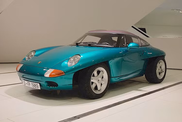 Vào thời điểm này, thế hệ 964 của dòng xe thể thao huyền thoại 911 cũng đã bắt đầu "có tuổi", chính vì vậy Porsche cần phải tạo ra một thế hệ xe mới. Chính vì vậy ngoài vai trò kỷ niệm, Panamericana còn có tác dụng "xem trước" một số xu hướng thiết kế sau này.