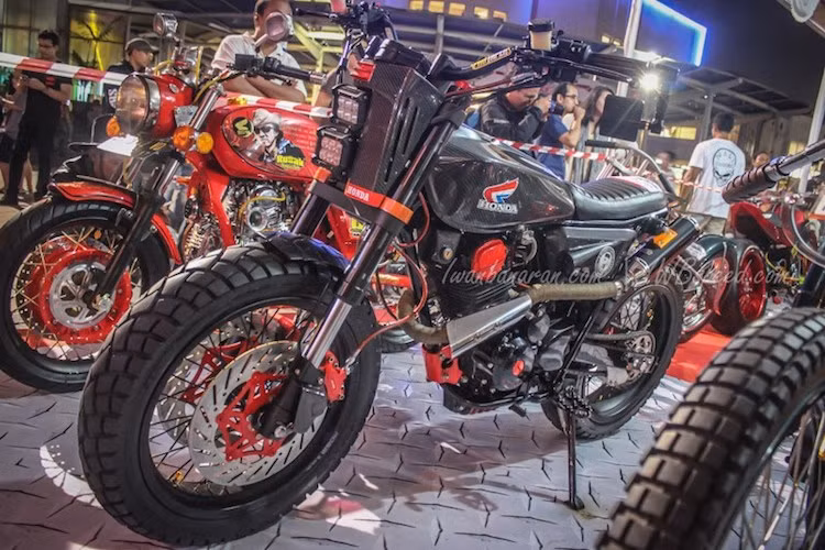 Một chiếc xe côn tay Honda Tiger được độ theo phong cách tracker mạnh mẽ, với điểm nhấn là toàn bộ các chi tiết thân vỏ và bình xăng làm hoàn toàn từ sợi carbon.