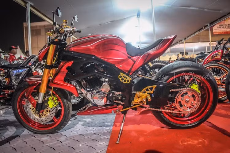 Một mẫu xe độ theo phong cách streetfighter với "dàn chân" sau 1 gắp cùng khung và thân xe "hàng thửa" hoàn toàn. Với số lượng xe lớn, ban tổ chức đã phải chia các mẫu xe độ ra theo từng phân hạng khác nhau để trao giải.