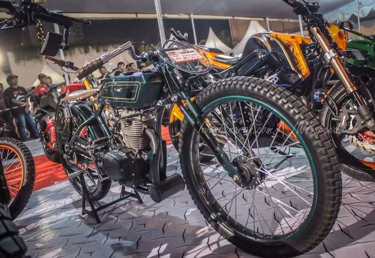 Honda GL200 đời cũ "hóa thân" thành một mẫu xe theo phong cách cổ điển từ thập niên 20-30 của Thế kỷ trước.