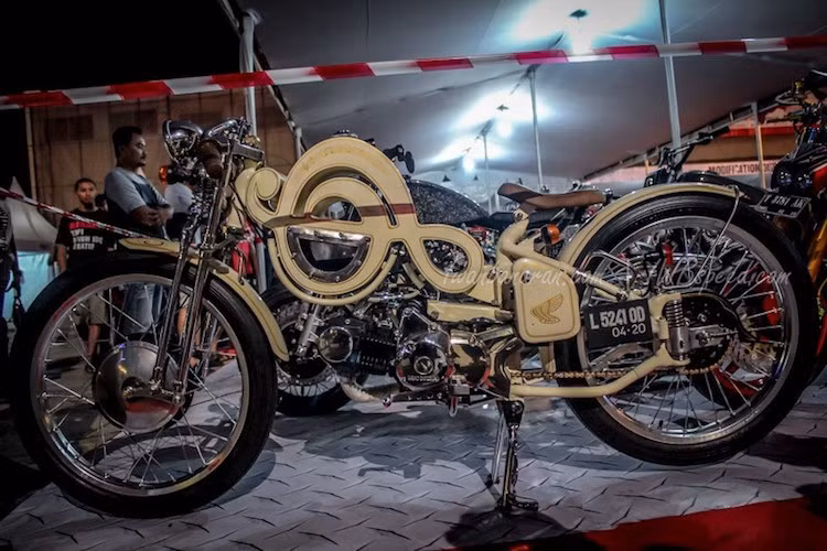 Chiếc xe trong ảnh là một ví dụ khi chủ xe đã chỉ sử dụng động cơ của một chiếc Honda MSX 125 và sau đó tự chế phần còn lại. Thân của chiếc xe đã được thiết kế đặc biệt với hình khóa sol, trong khi hệ thống giảm xóc trước và sau mang phong cách của những mẫu xe cổ điển.