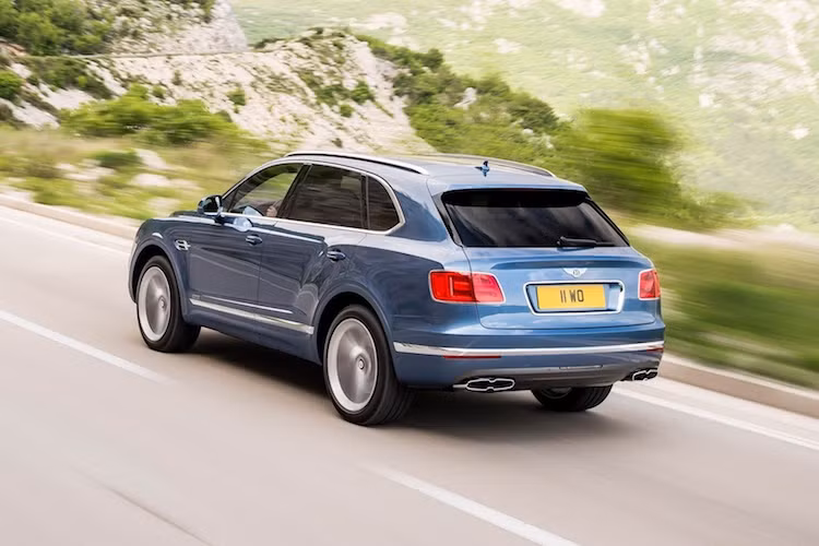 Vào cuối năm nay, Bentley sẽ bắt đầu bán Bentayga Diesel trên khắp châu Âu. Tại thị trường Anh, giá bán khởi điểm chính thức của Bentayga Diesel là 135.800 Bảng (tương đương 3,93 tỷ đồng) - rẻ hơn bản chạy xăng 30.000 Bảng nhưng đắt gần gấp đôi chiếc Audi SQ7 với hệ động lực y hệt.