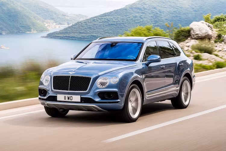 Về thiết kế, Bentayga Diesel có kiểu dáng thanh lịch nhưng mạnh mẽ và gần như không có bất kỳ khác biệt nào so với phiên bản W12. Ở phía trước, đặc điểm nhận biết duy nhất của chiếc xe đó là các lưới tản nhiệt và hút gió có màu đen, thay vì màu kim loại bóng bẩy như bản chạy xăng.