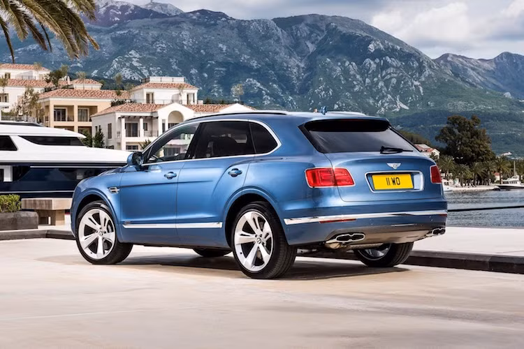 Trong khi đó, những thay đổi phía sau đuôi xe còn khó phát hiện hơn, đó là cặp ống xả kép hình elip trên bản W12 đã được thay bằng chụp ống xả với thiết kế góc cạnh hơn.