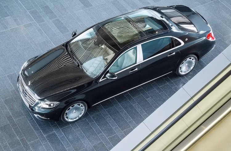 Dù có động cơ yếu hơn nhưng do có trọng lượng nhỏ hơn và hệ dẫn động 4 bánh, Maybach S550 4Matic vẫn có khả năng tăng tốc từ 0-100 km/h trong 5 giây - nhanh ngang với Maybach S600. Thêm vào đó, chiếc xe còn có độ bám đường tốt hơn, đặc biệt trong các điều kiện đường trơn trượt.