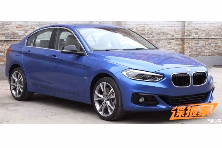 Có kiểu dáng lấy cảm hứng từ mẫu xe ý tưởng Concept Compact Sedan tại triển lãm ôtô Quảng Châu vào năm ngoái, BMW 1 Series Sedan sở hữu chiều dài 4,4 mét, rộng 1,8 mét và cao 1,446 mét. Với trục cơ sở dài 2,67 mét, chiếc xe ngắn hơn khoảng 20 mm so với chiếc 1 Series Hatchback hiện nay.