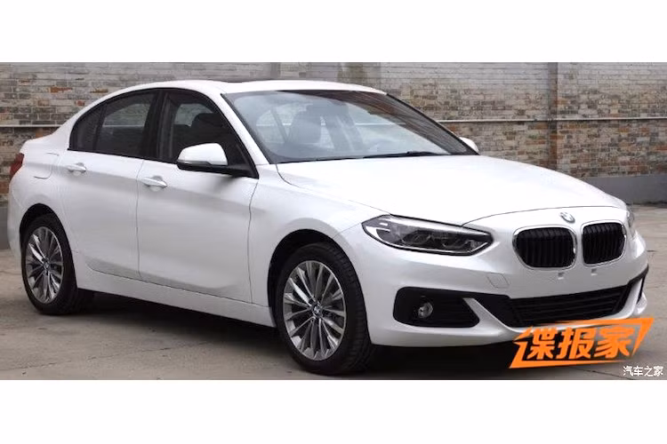 Mọi phiên bản của chiếc xe sẽ có hệ dẫn động cầu trước, biến 1 Series Sedan trở thành mẫu sedan đầu tiên trong lịch sử BMW sử dụng hệ dẫn động này. Các lựa chọn hộp số bao gồm số sàn hoặc số tự động 6 cấp. Cùng với X1 và 2 Series Active Tourer, 1 Series Sedan sẽ được sản xuất bởi liên doanh BMW-Brilliance Auto ở Trung Quốc.