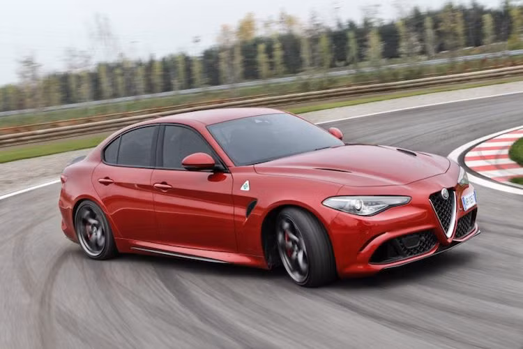 Sức mạnh động cơ sẽ được truyền qua hộp số sàn 6 cấp hoặc tự động 8 cấp ZF, giúp chiếc xe có thể đạt 0-100 km/h chỉ trong 3,9 giây và tốc độ tối đa 307 km/h. Hiệu năng của Giulia Quadrifoglio vừa qua cũng đã được chứng minh dưới sự điều khiển của tay lái thử Fabio Francia từ Alfa Romeo tại trường đua Nurburgring huyền thoại ở Đức.