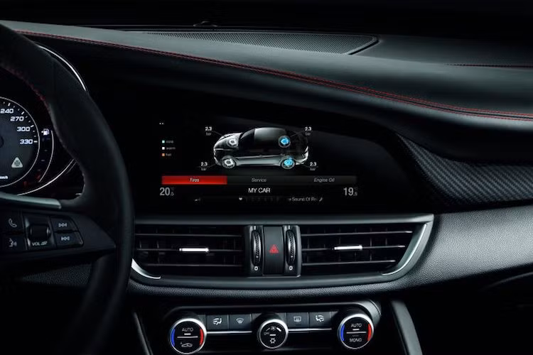 So với các phiên bản khác trong dòng Giulia, Quadrifoglio cũng có nội thất đặc biệt hơn với các bàn đạp pedal bằng nhôm kèm gối cao su chống trượt chân, vô-lăng thể thao đường kính nhỏ và ốp nội thất sợi carbon. Hệ thống thông tin giải trí của chiếc xe đồng thời cũng là một máy tính, giúp cung cấp các thông tin vận hành quan trọng trên đường đua.