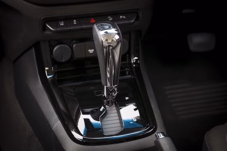 Theo Chevrolet, loại động cơ được cải tiến này sẽ có mức tiêu thụ nhiên liệu giảm hơn so với phiên bản cũ. Kết hợp với động cơ sẽ là hộp số tự động 6 cấp hoặc số sàn 6 cấp. Chevrolet cũng sẽ đưa ra 2 tùy chọn hệ dẫn động cho các dòng xe này là cầu sau hoặc 4 bánh.