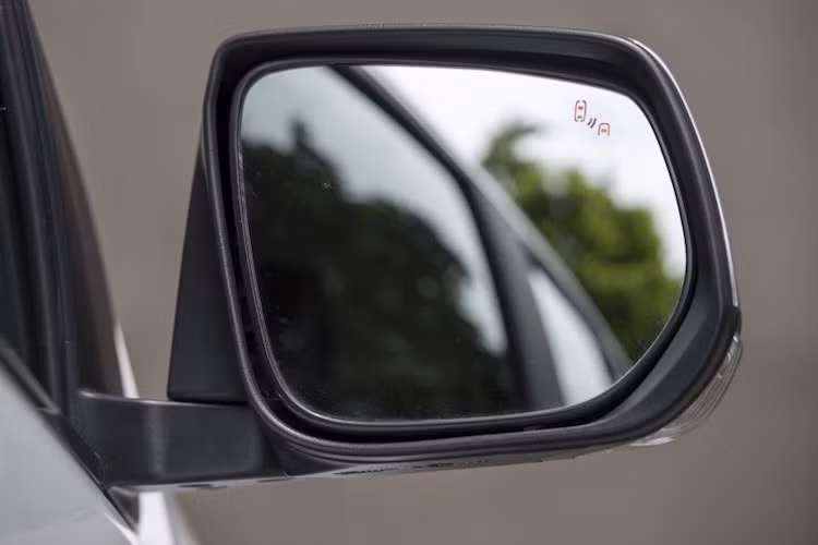 Phiên bản cao cấp của Trailblazer sẽ được trang bị sẵn khá nhiều công nghệ hấp dẫn như gạt mưa cùng điều hòa tự động, dàn âm thanh 7 loa, hệ thống cảnh báo điểm mù, cảnh báo xe vượt, cảnh báo va chạm, cảnh báo chuyển làn... Mọi phiên bản của xe đều được trang bị 3 túi khí, ABS, EBD, hệ thống ổn định điện tử, hệ thống hỗ trợ leo dốc và đổ đèo... Tuy nhiên hiện chưa rõ các công nghệ này sẽ xuất hiện đầy đủ trên Colorado hay không.