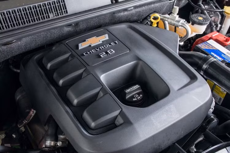 Nằm dưới nắp ca-pô, cả Colorado lẫn Trailblazer 2017 sẽ đều có loại động cơ 2.5l Duramax turbodiesel với turbo biến thiên, với công suất tối đa chỉ 180 mã lực nhưng lại có mô-men xoắn cực đại lên tới 440 Nm ở vòng tua chỉ từ 2000 rpm. Tùy từng thị trường, chiếc xe sẽ còn có thêm các phiên bản khác.