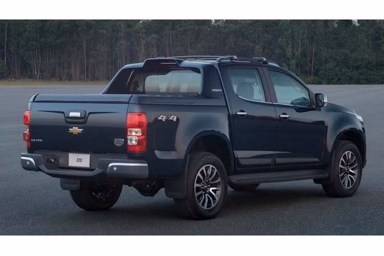 Những thay đổi ở phía sau chỉ bao gồm đèn hậu mới, với tùy chọn bóng LED. Cuối cùng, Chevrolet đã bổ sung thêm 2 màu mới cho Colorado là Old Blue Eyes và Blue Black Gold.