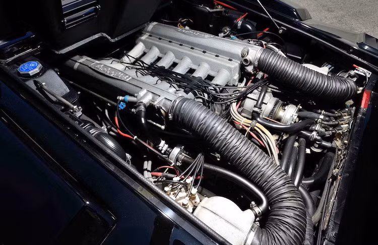 Ban đầu, Lamborghini đã định sử dụng động cơ V12 5.0l cho Countach, tuy nhiên phiên bản đầu tiên của xe lại chỉ được trang bị động cơ 4 lít từ chiếc Mỉura trước đó. Sau này, động cơ tiếp tục được nâng dung tích lên 4754 cc và sau đó là 5167 cc 4 van như phiên bản Countach 5000 QV trong bài viết.