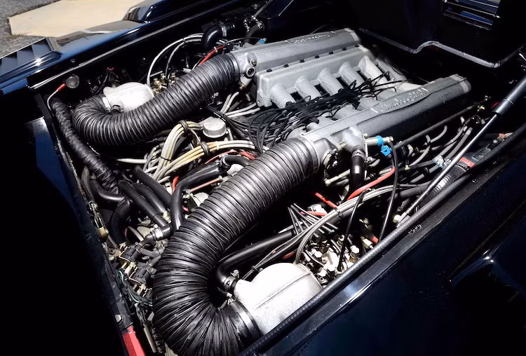 Động cơ này đem tới cho chiếc xe công suất tối đa 414 mã lực và mô-men xoắn cực đại 500 Nm. Kết hợp cùng hộp số sàn 5 cấp và hệ dẫn động cầu sau, phiên bản 5000QV có thể tăng tốc từ 0-100 km/h trong 5,4 giây và đạt tốc độ tối đa 288 km/h.