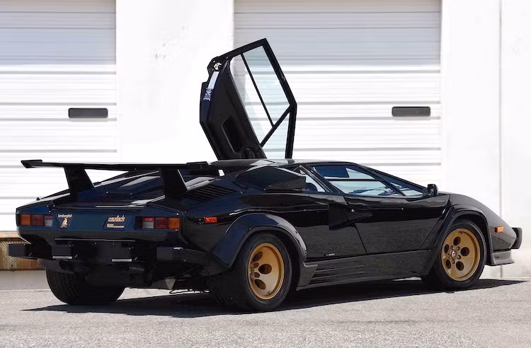 Countach cũng là mẫu Lamborghini đầu tiên sử dụng cửa cắt kéo kiểu mở lật. Loại cửa này đã trở thành "thương hiệu" của Lamborghini và chỉ được dùng cho các dòng siêu xe hàng đầu của hãng từ trước tới nay. Tuy nhiên, ít ai biết rằng mục đích Lamborghini sử dụng loại cửa này là do Countach có thân xe rộng và bậu cửa cao, khiến người dùng sẽ rất khó trèo vào xe nếu sử dụng loại cửa bình thường.