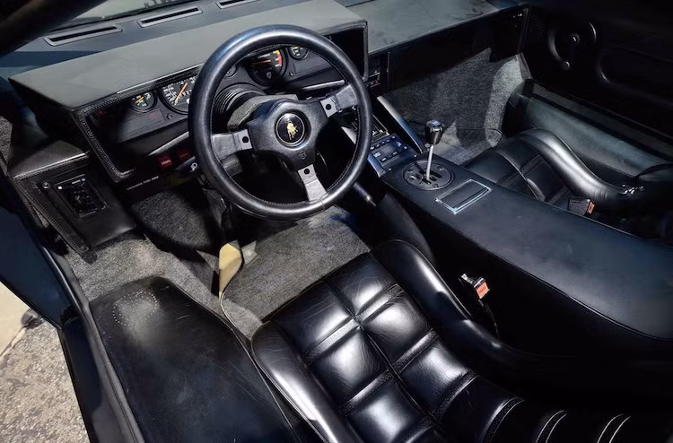 Do khi thiết kế chiếc xe, Gandini còn trẻ tuổi nên ông đã chỉ tập trung khiến cho Countach hấp dẫn nhất có thể và quên đi hoàn toàn sự tiện dụng. Chính vì vậy, nội thất của Countach là một trải nghiệm "khốn khổ" với người sử dụng. Do có các vòm bánh lớn, các bàn đạp của xe buộc phải đặt lệch về bên phải, buộc người lái phải đặt dịch chân sang mới có thể sử dụng.