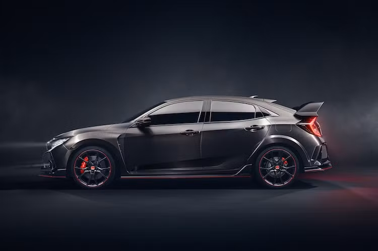 Ở hai bên thân xe, Civic Type R cũng có những vòm bánh xe được nới rộng hơn so với các phiên bản thường. Chiếc Civic Type R vừa được Honda giới thiệu có thân xe dạng hatchback, tuy nhiên hiện tại chưa rõ hãng có dự định tung ra phiên bản sedan và coupe hay không.