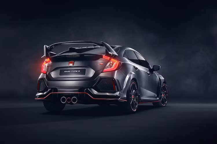 Ở phía sau, Civic Type R cũng gây ấn tượng mạnh bởi cánh đuôi cực lớn cùng bộ ống xả 3 ống nằm chính giữa cản sau. Nằm ở phía trên kính sau, Honda cũng đã trang bị cho chiếc xe những "vây" khí động học.