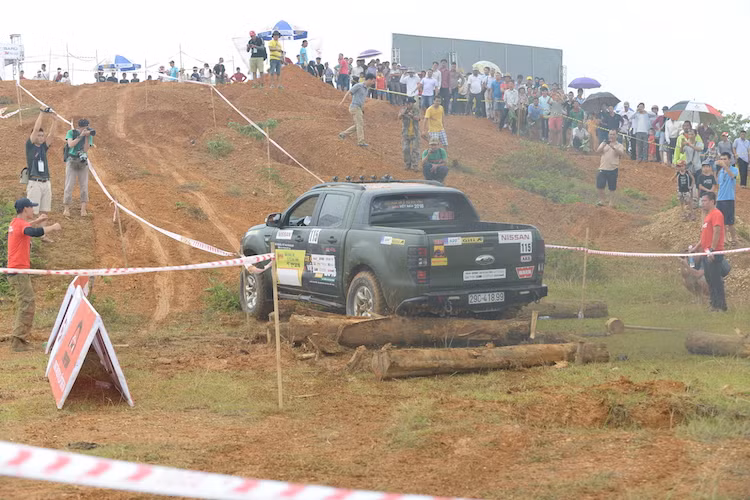 Nhìn chung, các bài thi ở ngày thứ 2 đều không chỉ dựa vào trình độ lái xe của mỗi đội chơi và tay đua, mà còn mang tính thử thách đối với từng chiếc xe tham gia thi đấu. Những ví dụ điển hình là các bài thi Hố bập bênh - góc tới/thoát và Leo bậc thang gỗ/đá, yêu cầu chiếc xe phải có khoảng sáng gầm thấp cùng góc tới và thoát trước sau lớn.