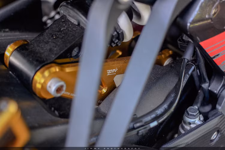 Nằm ẩn ở phuộc sau của xe là bộ kit hạ phuộc cũng của DMV, không chỉ hạ thấp trọng tâm xe mà còn giúp "quái thú" Z1000 trở nên thân thiện hơn với những người có chiều cao khiêm tốn.