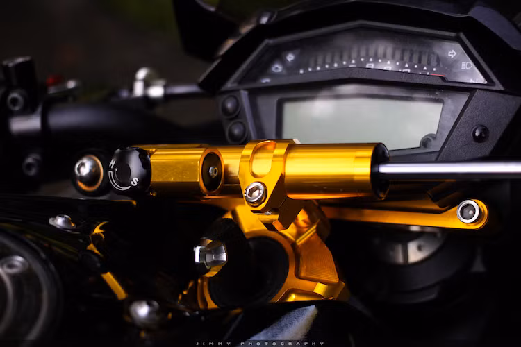 Cũng vì lý do an toàn, bộ trợ lực RCS với màu vàng kim loại nổi bật đã được lắp trên cổ xe, không chỉ để Z1000 ổn định hơn ở tốc độ cao mà còn giúp chủ xe tùy ý điều chỉnh độ nặng nhẹ tay lái.