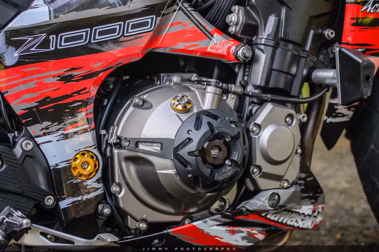 Trong khi đó, bên dưới lốc máy là bộ bảo vệ bưởng bằng nhôm CNC với thiết kế đẹp mắt của hãng DMV, hạn chế tối đa khả năng lốc máy bị vỡ khi bị ngoại lực tác động.