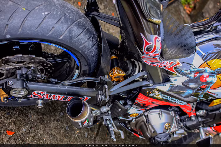 Kết thúc bản độ Z1000 này là pô Austin Racing lon ngắn kèm cổ titan cùng một số phụ tùng trang trí nhỏ khác như bình dầu Rizoma, ốc kiểng...