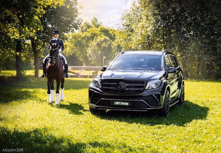 So với các dòng xe khác của Mercedes, mẫu SUV hạng sang cỡ lớn Mercedes-Benz GLS thường không được chú ý bằng. Đây chính là lý do để các hãng độ như Larte Design tồn tại, giúp biến chiếc xe trở nên hấp dẫn và thể thao hơn. Mới đây nhất, hãng đã cung cấp gói độ mang tên Black Crystal mới cho chiếc xe.