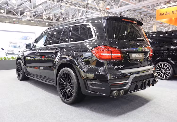  Hãng độ Larte Design cũng không quên độ lại phía sau của chiếc xe, khi đã trang bị trên nóc xe một cánh đuôi lớn cùng các "vây" khí động học ốp ở hai bên cản sau. Đặc biệt, bên dưới cản sau nay đã có sự xuất hiện của bộ cánh khuếch tán không khí như những siêu xe thể thao, kèm theo hệ thống xả mới.