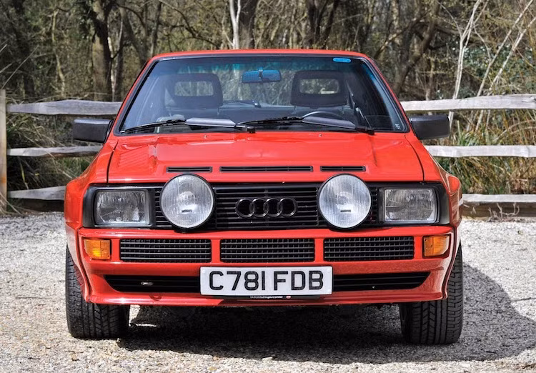 Ngoài ra, phần đầu của chiếc xe cũng không được liền mạch bằng chiếc Quattro thông thường do Audi buộc phải mở thêm nhiều khe hút gió hơn nhằm làm mát khối động cơ tăng áp mới. Giống như xe đua rally, chiếc xe còn có trang bị tùy chọn là 2 đèn chiếu sáng tăng cường ở phía trước. Phần thân của Sport Quattro S1 cũng được mở rộng hơn để lắp vừa lốp bản lớn.