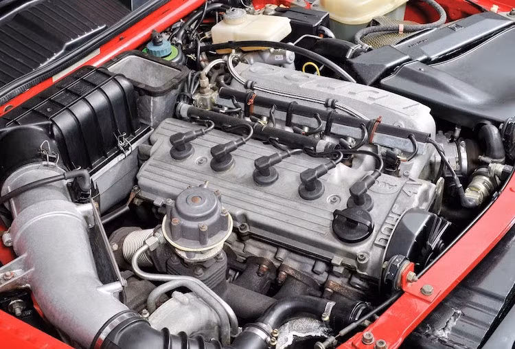 Nhờ có turbo của hãng KKK và hệ thống phun nhiên liệu điện tử của Bosch, động cơ này có thể đạt công suất 302 mã lực ở phiên bản thương mại và có thể lên tới 444 mã lực trên xe đua.