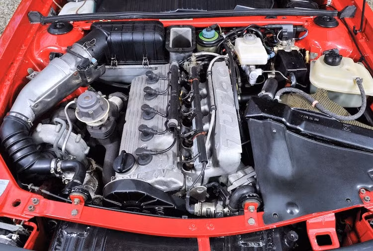 Nằm dưới nắp ca-pô của Sport Quattro S1 là khối động cơ 5 xi-lanh thẳng hàng 2133 cc tăng áp, DOHC 4 xi-lanh gần như được thiết kế lại hoàn toàn so với phiên bản Quattro đầu tiên.