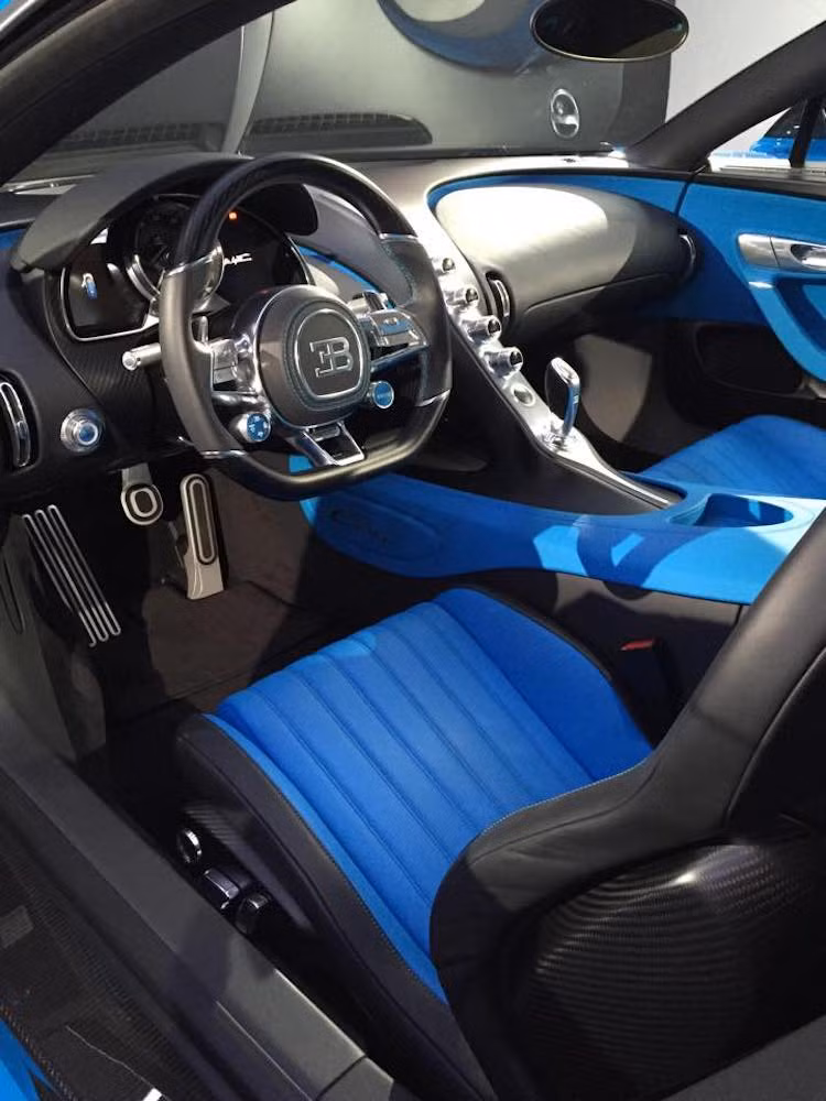 Được thiết kế đầy vẻ sang trọng và hiện đại, nội thất của Chiron đi theo xu hướng tối giản, với bảng điều khiển trung tâm đặt dọc, sử dụng các núm điều khiển tích hợp màn hình chỉ báo. Các nút bấm quan trọng được tập trung trên vô-lăng.