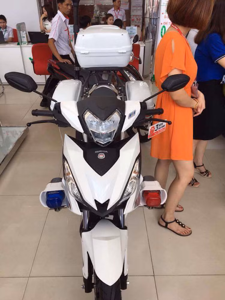 Tuy nhiên, sự "chế cháo" thường chỉ dừng lại ở việc thay tem sang các mẫu đặc biệt như Repsol, camo... và trang bị một số phụ kiện nhỏ. Vừa qua, một đại lý Honda đã "mạnh tay" hơn khi hoàn toàn biến đổi Winner thành một chiếc xe tuần tra của cảnh sát.