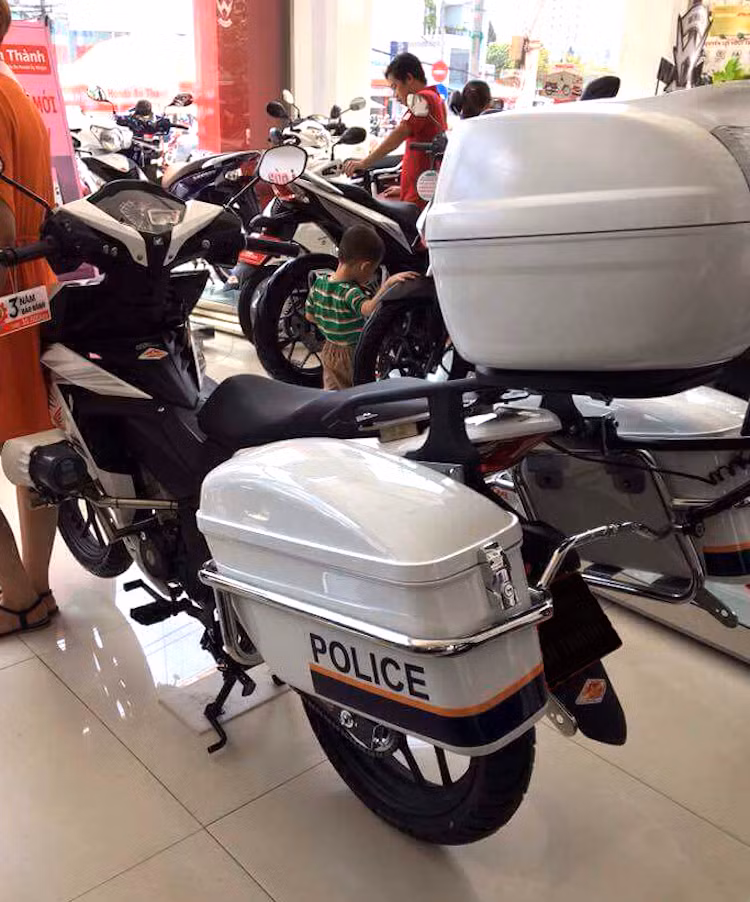Được biết, giá mà đại lý này đặt ra cho chiếc Winner 150 Police này là 69,5 triệu đồng - đắt hơn 20 triệu so với một chiếc Winner bản thể thao bình thường. Tuy nhiên nhiều người lo ngại rằng việc sử dụng chiếc xe này ở ngoài đường có thể sẽ gặp rắc rối khi gặp các lực lượng chức năng.