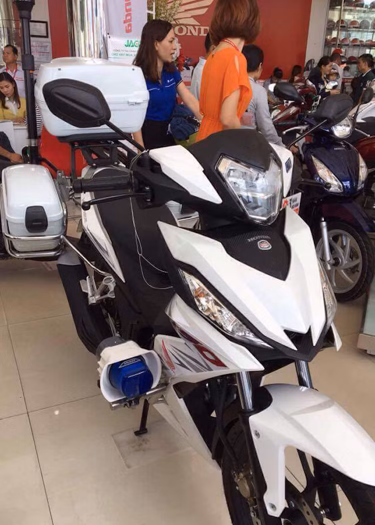 Đối với nhiều đại lý Honda ở khu vực miền Nam, việc tự "chế" ra thêm các phiên bản khác nhau từ Honda Winner 150 để kích cầu dòng xe này đã không còn xa lạ. Tuy nhiên, sự "chế cháo" thường chỉ dừng lại ở việc thay tem sang các mẫu đặc biệt như Repsol, camo... Một đại lý Honda đã "mạnh tay" hơn khi hoàn toàn biến đổi Winner thành một chiếc xe tuần tra của cảnh sát tạm gọi với cái tên Honda Winner 150 Police.