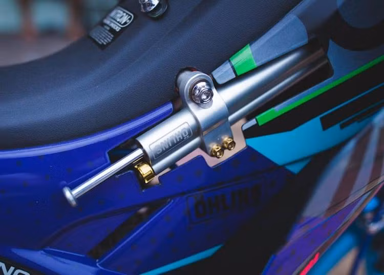 Để giúp xe ổn định ở tốc độ cao, một cây trợ lực của Ohlins cũng đã được gắn cho chiếc Jupiter phiên bản 2009 ở bên cạnh đồng hồ.