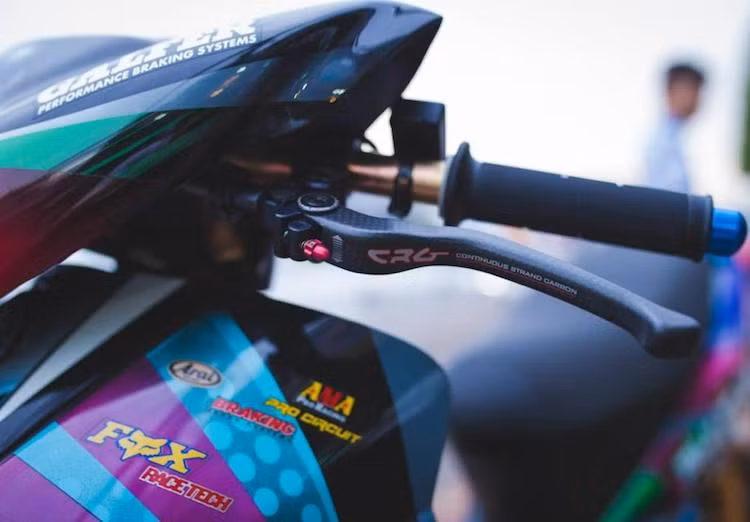 Vốn chỉ có phiên bản côn tự động, chiếc Jupiter đã được độ lên côn tay , kèm theo cùm tay côn CRG Carbon "hàng hiệu". Bao tay Domino bọc ở hai đầu tay lái được gấp gọn xuống giúp tay đua "núp gió" dễ hơn.