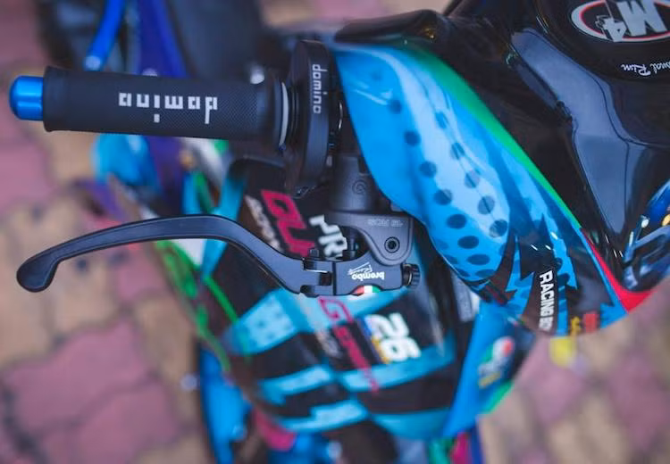 Theo đúng phong cách xe "chạy sân", đèn trước của chiếc xe đã bị loại bỏ để giảm trọng lượng, sau đó chế mủ bịt kín lại tạo thành phần đầu đầy tính khí động học. Nằm bên tay ga là cùm cuốn Domino và bộ cùm tay phanh Brembo RCS.