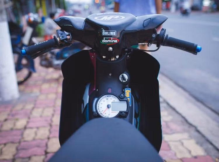 Do tay đua thường xuyên phải "núp gió" nên thay vì nằm ở trên đầu xe, cụm đồng hồ đã được chuyển xuống lườn và sử dụng loại Koso RX2N thông báo đầy đủ chức năng.