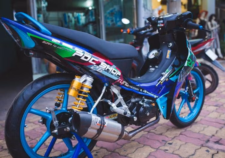 Ở phía sau, chiếc xe số Jupiter 110 cũng đã bị tháo bỏ dè sau. Cùng với dàn tem đấu đầy màu sắc, chiếc xe đã sở hữu kiểu dáng như một mẫu xe đua phân khối nhỏ thực sự.