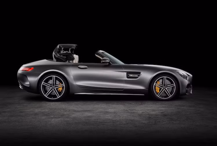 Đương nhiên, điểm khác biệt lớn nhất của phiên bản AMG GT Roadster chính là bộ mui xếp mềm của chiếc xe. Theo hãng xe Mercedes-Benz, bộ mui này chỉ mất 11 giây để đóng mở ở dưới tốc độ 32 km/h. Gồm 3 lớp vải khác nhau, bộ mui này có khung được làm từ magie, thép và nhôm để giảm trọng lượng.