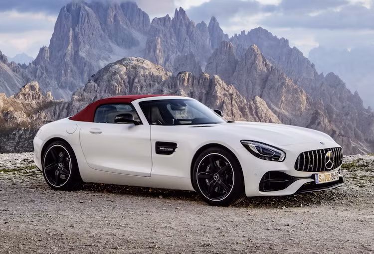 Đặc biệt, so với các phiên bản coupe, AMG GT Roadster còn sở hữu một số công nghệ từ chiếc AMG GT R. Mọi phiên bản của chiếc xe đều sẽ có hệ thống điều khiển khí động học chủ động với các thanh phía sau lưới tản nhiệt có thể thay đổi góc nghiêng để điều chỉnh dòng không khí. Riêng phiên bản AMG GT C còn có hệ thống đánh lái trục sau, khóa vi sai điện tử và lốp sau rộng hơn.