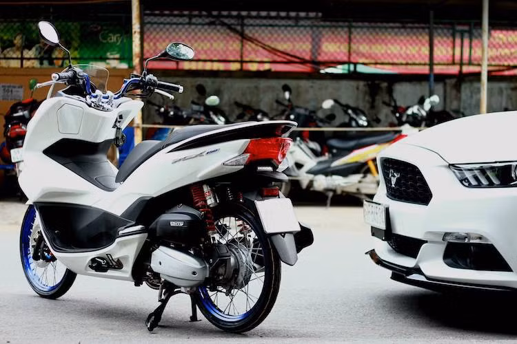 Lấy cảm hứng từ phong cách chơi của Thái Lan - một trong những quốc gia nổi tiếng nhất về phong trào chơi xe phân khối nhỏ, một người chơi xe tại Sài Gòn đã tiến hành độ lại chiếc PCX của mình theo phong cách Thái đơn giản nhưng ấn tượng.