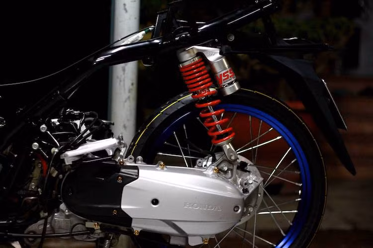 Ở phía sau, chiếc xe cũng đã được độ lên bánh căm. Động cơ 150 cc nguyên bản cuả mẫu xe PCX được giữ nguyên hoàn toàn, chỉ "trang điểm" nhẹ bằng những con ốc kiểng.