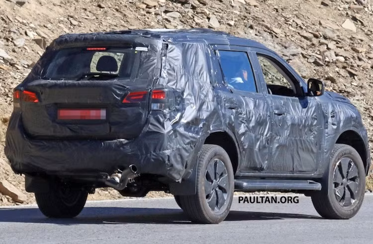 Phía sau đuôi xe, gần như chắc chắn rằng Nissan sẽ trang bị cho Navara SUV đèn hậu sử dụng công nghệ LED, với hộp đèn nhiều khả năng sẽ có hình chữ L ngược. Do là một mẫu SUV chở người nên hệ thống treo sau lá nhíp của Navara sẽ được đổi thành treo đa điểm.