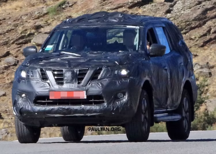 So với Navara, mẫu SUV 7 chỗ mới sẽ có thiết kế phần đầu hoàn toàn khác biệt với các đèn pha sắc sảo, thanh lịch hơn và lưới tản nhiệt "V-Motion" đặc trưng của Nissan, có điểm nhấn là một thanh chữ V mạ chrome nằm chính giữa, bao quanh logo của hãng.