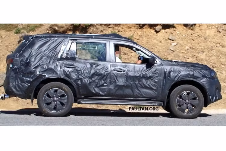 Phần thân của mẫu xe Navara dòng SUV sở hữu "phom" khá giống như đối thủ Everest tới từ Ford. Ở bên trong nội thất, chiếc xe gần như chắc chắn sẽ có các chi tiết giống như Navara, nhưng bắt đầu khác biệt hơn kể từ hàng ghế thứ 2 trở về sau.