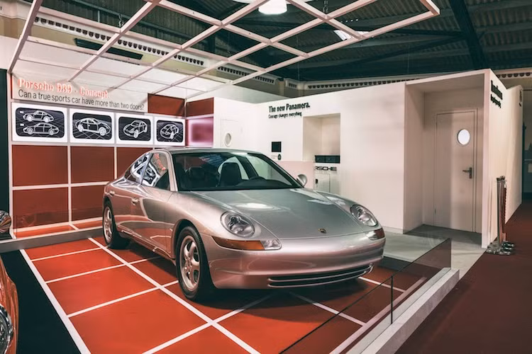 Cuối cùng, vào tháng 1 năm 1992, dự án 989 đã chính thức bị loại bỏ. Những phiên bản thử nghiệm của chiếc xe sau đó đã được một số quan chức của hãng khẳng định rằng đã bị phá hủy. Từ trước tới nay, chỉ có duy nhất tạp chí xe cổ Motor Klassik của Đức có được những bức ảnh chụp phiên bản thử nghiệm có đeo biển số cùng thông tin về 989 và đăng lên một số báo vào thập niên 90.